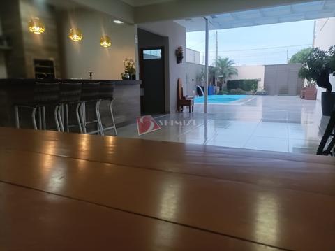 Linda casa com piscina e móveis planejados em Maringa